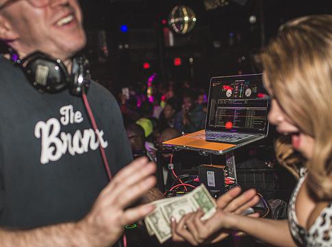 Így kérj számot egy DJ-től, ha azt szeretnéd, hogy valóban le is játssza