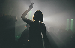 A rave-generáció női nem akarnak eltűnni a klubból — és egyre hangosabban mondják ki
