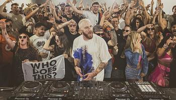 deadmau5 máris odaszúrt James Hype 16 deckes DJ-pultjának