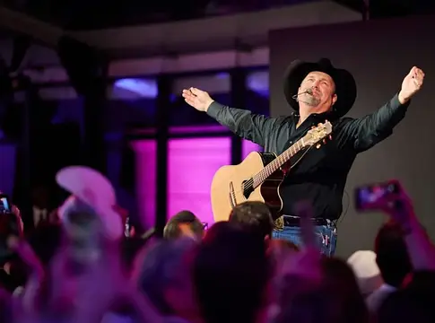 Garth Brooks a National Archives előtt ünnepelt – 200 millió eladott albummal és milliárdos katalóguspletykák mellett