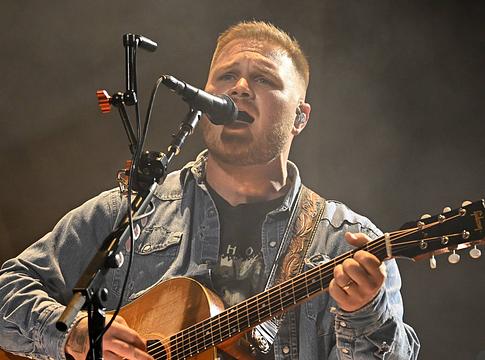 Zach Bryan „Free Palestine” pólóban lépett fel a Gillette Stadiumban