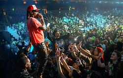 Offset kerekesszékben lépett színpadra az első koncertjén a lövöldözés óta