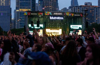 Lollapalooza 2026: egy vizelettel teli zacskó miatt robbant ki vita a fesztiválhigiénéről
