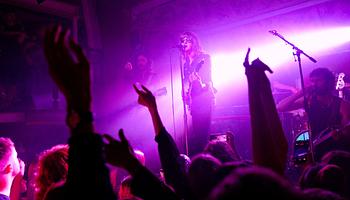 Blossoms: tíz év a debüt óta, az új lemezen a playfulness a vezérfonal
