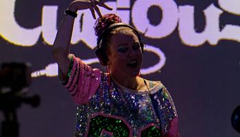 Lizzie Curious, Charlie Big és Shanie új klubfegyvere: Rub Ah Dub