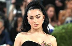 Charli XCX: itt a Wink Wink, merész klippel
