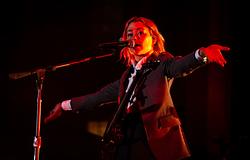 Phoebe Bridgers telefonmentes jótékonysági estje a Madison Square Gardenben, odaszólt az ICE-nak