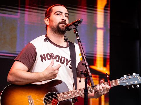 Noah Kahan újabb üzenetet küldött a rajongóknak: „Vegyetek fel pelenkát”