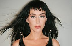 Katy Perry új kislemeze, a Bandaids a szerelem sebeit tárja fel egy hátborzongató klipben