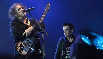 Eden Gallup ugrik be apja helyére a The Cure turnéján