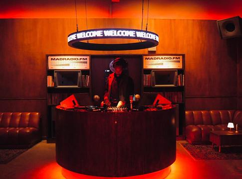 Megnyílt a Mad Radio NYC: új kulturális központ Williamsburg szívében