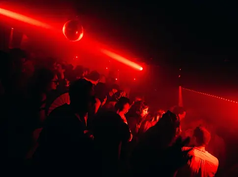 Erős névsorral tér vissza a Pikes Presents nyári sorozata Ibizán