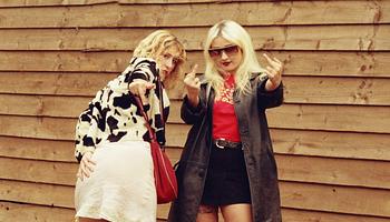 Lambrini Girls: megérkezett a limitált Who Let The Dogs Out borító David Shrigley-től