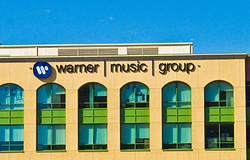 Nagyot ment a Warner Music: megugrott profit, pörgő katalógusvásárlások