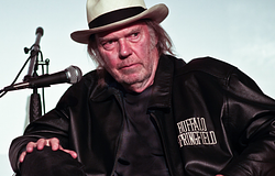 Neil Young újra bojkottálja a Facebookot a Meta chatbotbotránya miatt