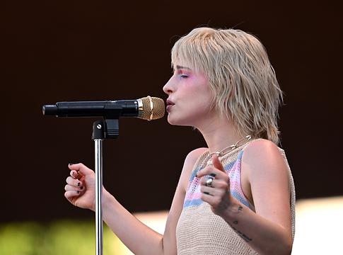 Hayley Williams új dala, a „Good Ol’ Days” generációkon átívelő családi tisztelgés