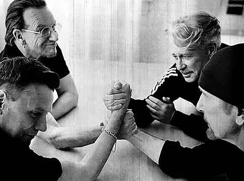 Politikai üzenettel tért vissza a U2: megjelent a „Days Of Ash” EP