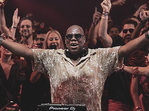 Carl Cox négy lemezzel mutatja meg, honnan ered a technó groove-ja