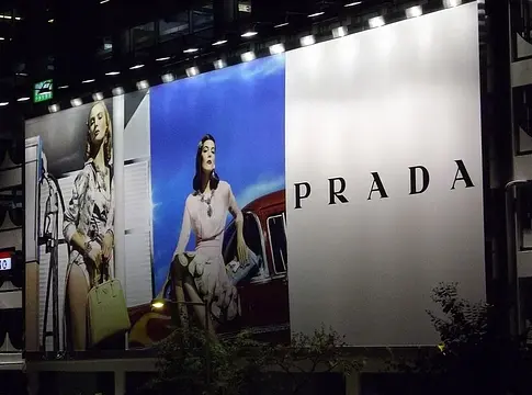 Prada: fesztiváltükrözés az SS25-ben – „Concert Reflection” napszemüvegek