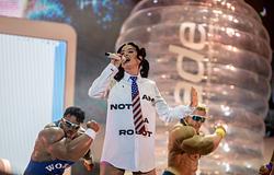 Katy Perry rossz irányba indult crowdsurf közben Máltán