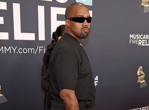 Kanye West peren kívül egyezett meg korábbi asszisztensével