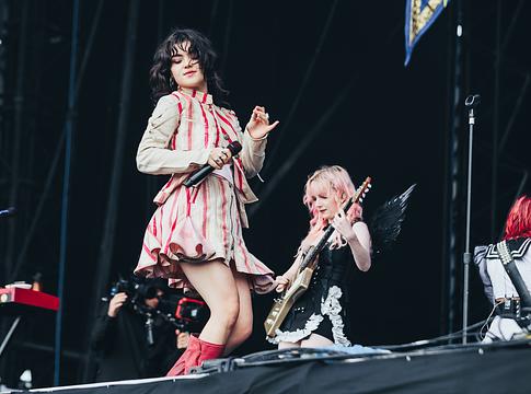 The Last Dinner Party új dala a War Child jótékonysági albumán