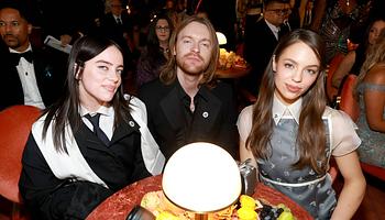 Billie Eilish adta össze bátyját, Finneas-t Montecitóban