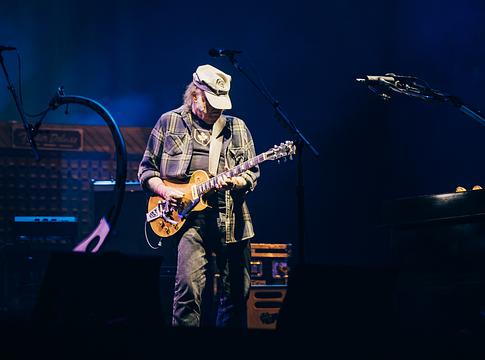 Neil Young eltávolítja teljes diszkográfiáját az Amazon Musicról