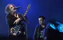 Eden Gallup ugrik be apja helyére a The Cure turnéján
