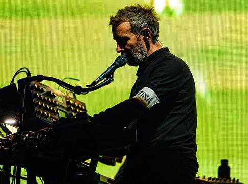 A Massive Attackkel közös mezből támogatja a kubai egészségügyet a Bohemian FC
