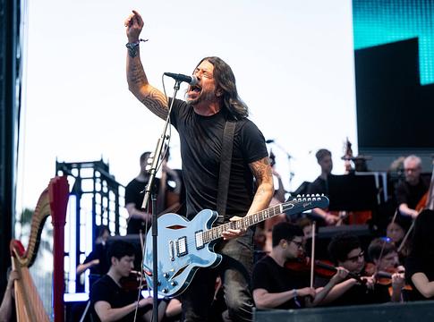 Szimfonikus zenekarral játszott a Foo Fighters a Hollywood Bowlban