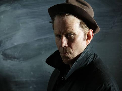 Tom Waits sötét spoken word darabjába enged betekintést: itt a The Fly, a Boots On The Ground B-oldala