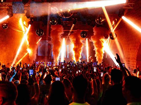 Júliusban izzik a hangulat Dubrovnikban – sztárok és történelem a Culture Club Revelin falai közt