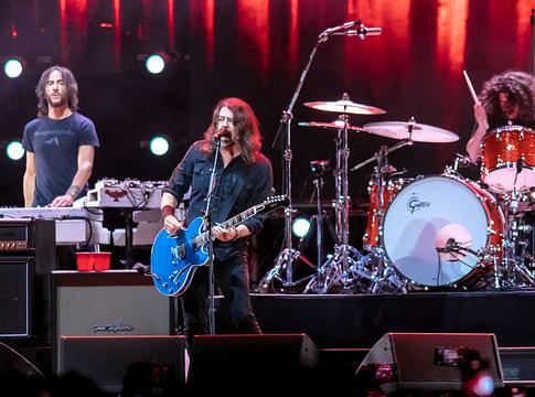 Foo Fighters a Hot Ones Versusban: csípős szárnyak és 'cringiest lyrics'
