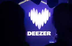 A Deezer naponta már közel 75 ezer teljesen AI‑generált feltöltést azonosít – egy év alatt 650%-os ugrás