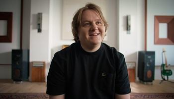 Lewis Capaldi ingyenes terápiás órákat adományozott rajongóinak – egy hónap mentális támogatás mindenkinek