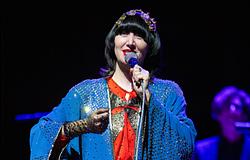 Karen O családi vészhelyzet miatt nem lépett fel a Daisy Chain Fieldsen