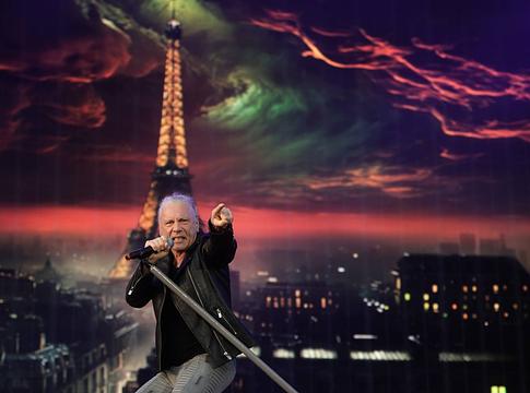 Telefonmentes koncertet tart az Iron Maiden Párizsban