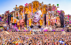 Mit jelképez a Tomorrowland hét óriási arca? A Consciencia MainStage titkai