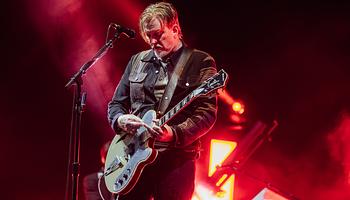 Josh Homme beül a Celebrity Gogglebox kanapéjára Jake Shears mellé