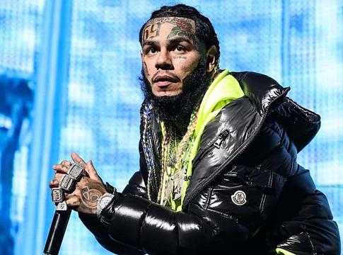 6ix9ine 8 millió dolláros adótartozással küzd – az IRS célkeresztjében a botrányhős rapper