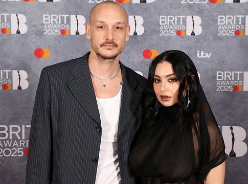 Charli XCX vicces fenyegetése az esküvőjén: „Ha nem sírsz, elhagylak!”
