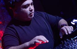 Oscar Rosmano: 25 év, Temple Club és miért nem hisz a kész tracklistekben