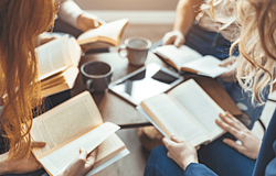 Miért fizetnek ezreket „olvasótáborokra”?