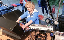 63 évesen robbant be az Awakeningsre Tunegirl