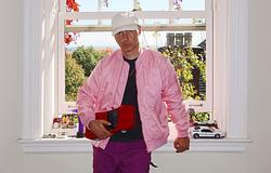 Tiga visszatér: megérkezett a merész és Electroclash-hangulatú ‘SILK SCARF’