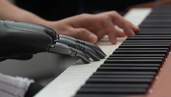 Az alkotás emberi jog: Manchesterben új alapelveket fogalmaztak meg a mesterséges intelligencia és a zene kapcsolatáról