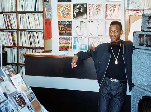 Mega Mega: immerszív kiállítás mutatja be Romford ’90-es évekbeli rave-forradalmát