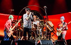 A Red Hot Chili Peppers a Warner Music Grouphoz adta a masterjeit, 300 millió dollárért