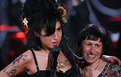 Amy Winehouse-ra emlékezett édesanyja halálának 15. évfordulóján
